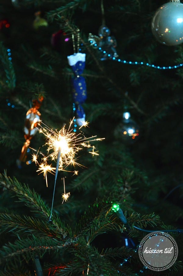 advent égő csillagszóró egy feldíszített karácsonyfán