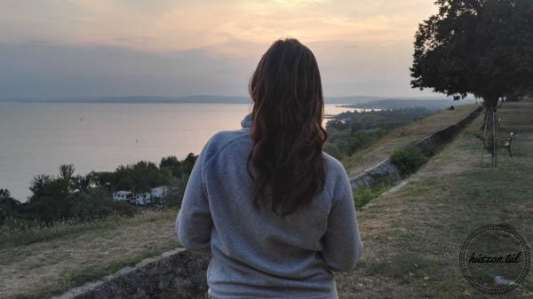 cikinemciki-barna hajú lány hátulról a Balatonra néz
