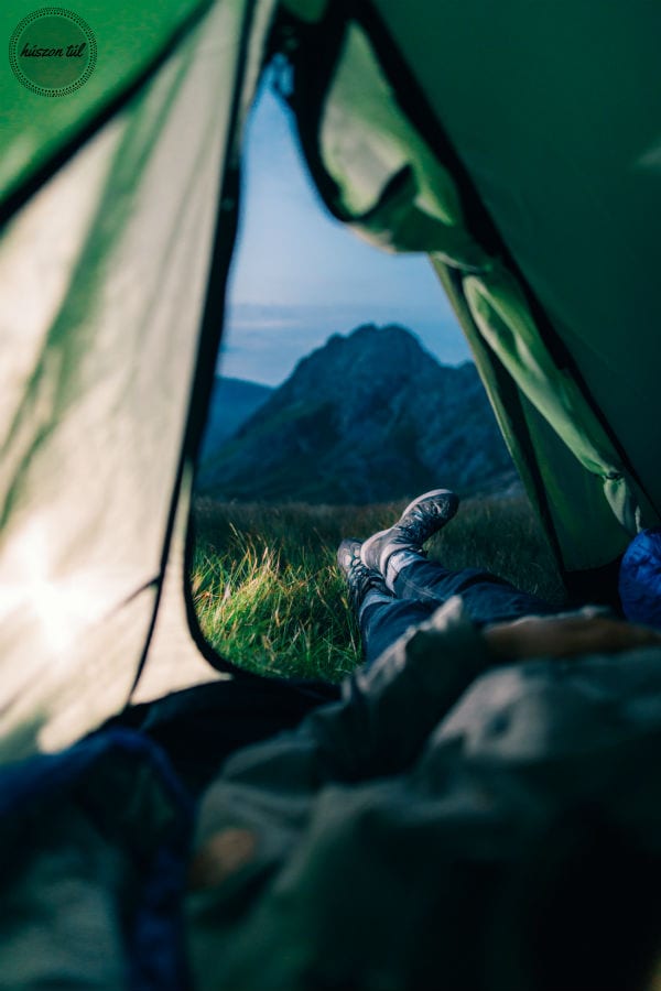elszigeteltség-sátorból kinézve hegyeket és egy pár lábat lehet látni