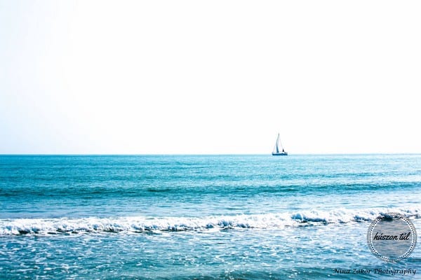 aköltészethatalma vitorlás úszik a tengeri horizonton