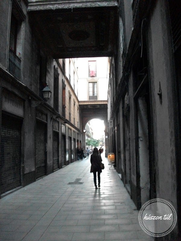 aköltészethatalma lány sétál egy barcelonai utcán
