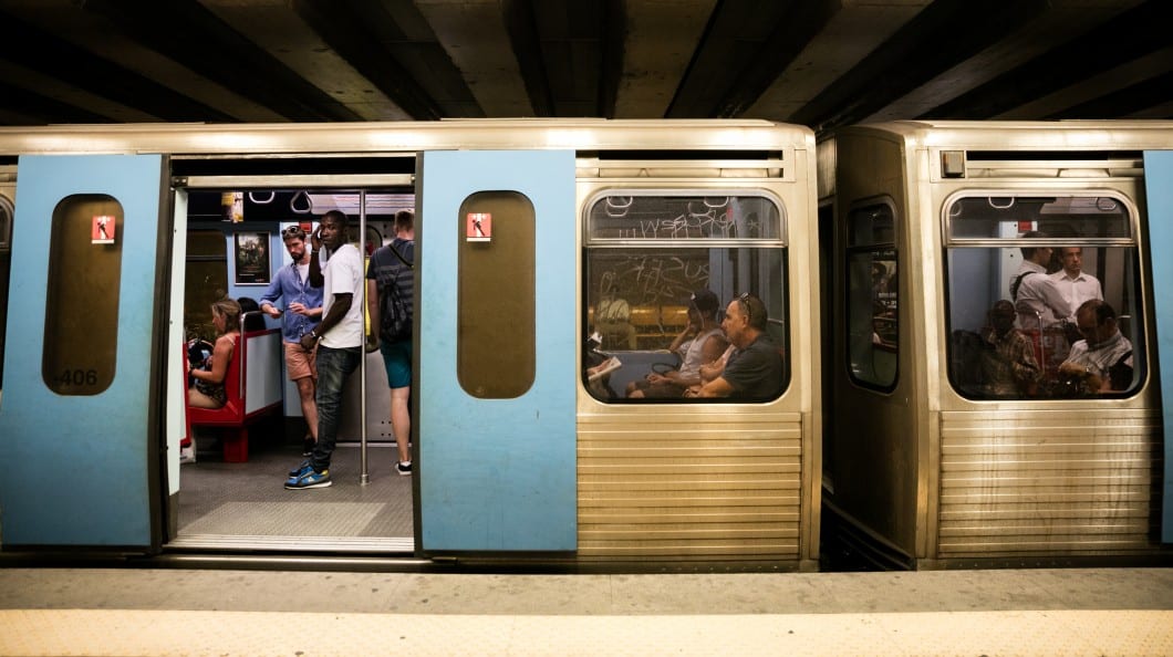 randompéntek - metrofora - lisszaboni metrokocsi nyitott ajtókkal, a kamerába tekintő utasokkal
